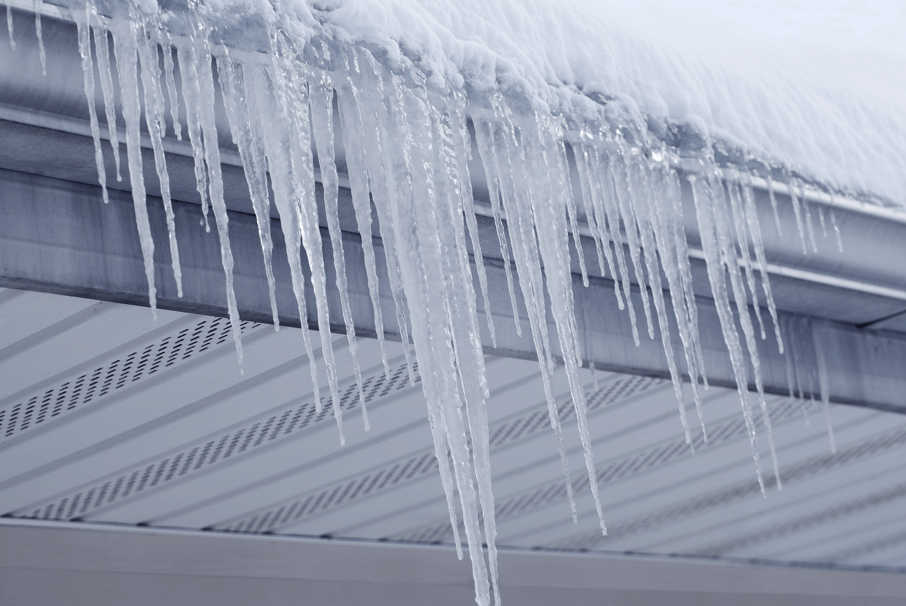 You are currently viewing Do Ice Dams and Winter Weather Damage Your Roof?