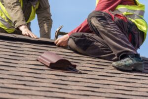 Read more about the article How to Find a Good Roofing Contractor